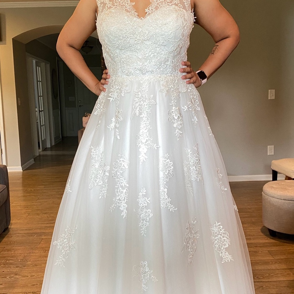 NWOT Ivory White Lace A line Bridal Gown Handmade never worn